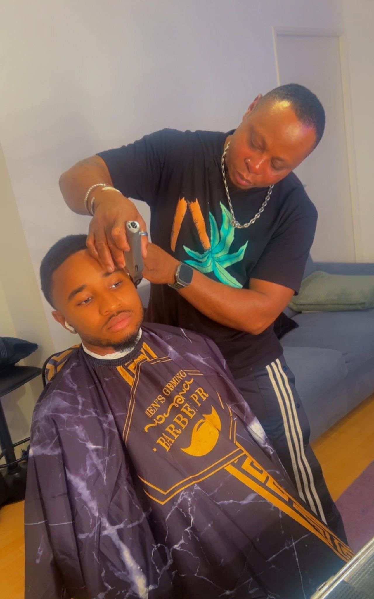 Le geste du barbier en plein travail