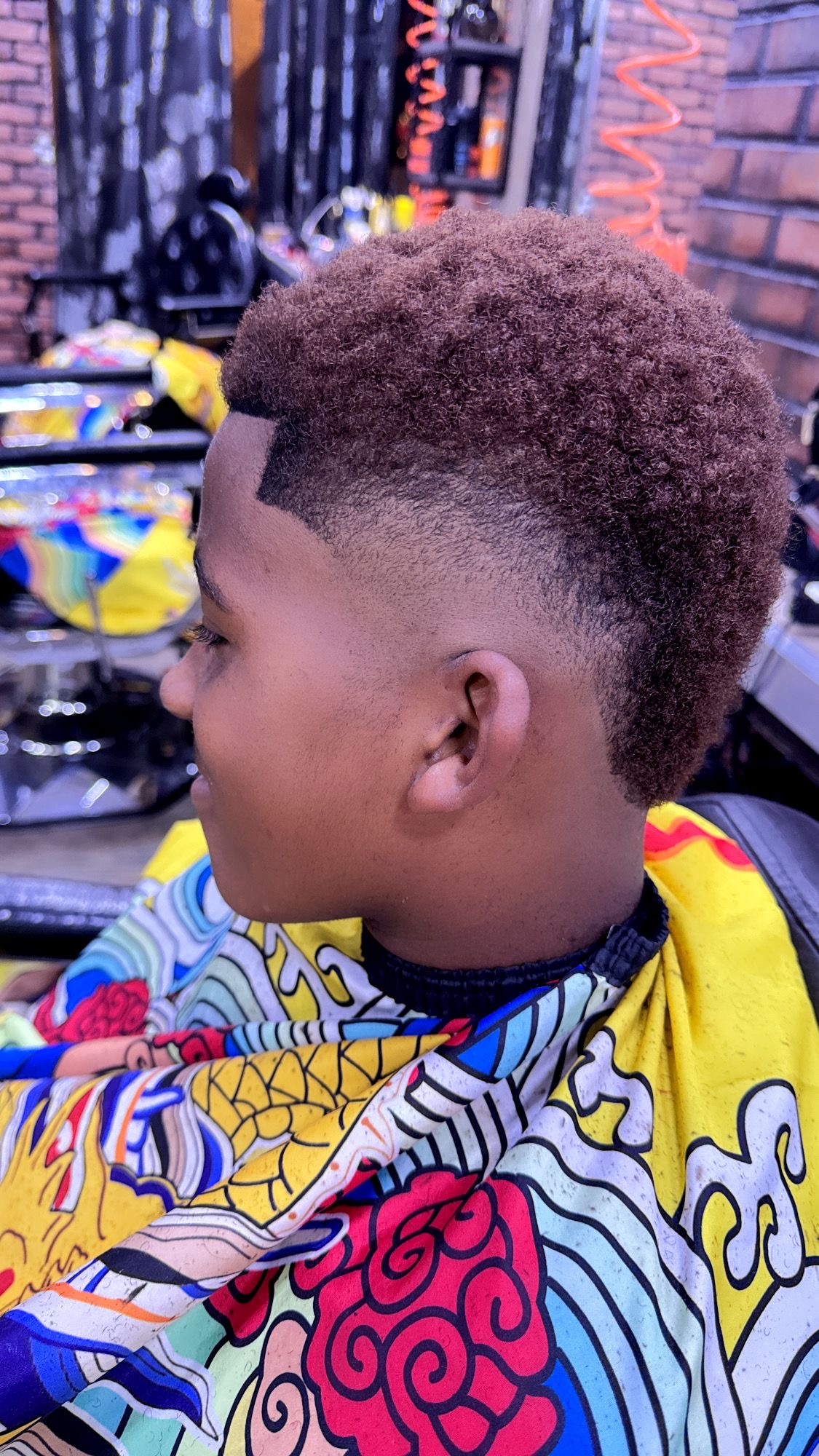 Coupe afro châtain avec dégradé précis — Kouams Barber 99