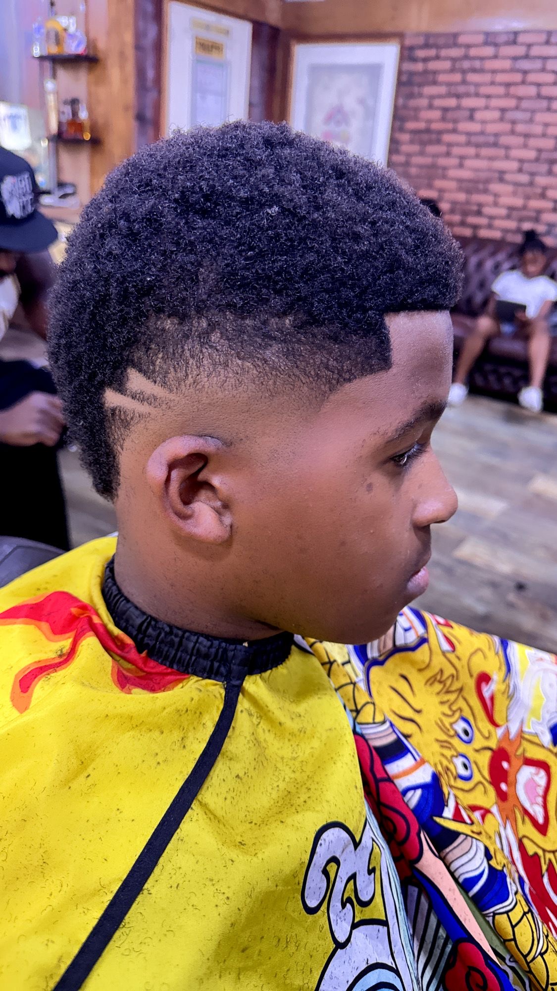 Coupe afro avec dégradé vue de profil — Kouams Barber 99