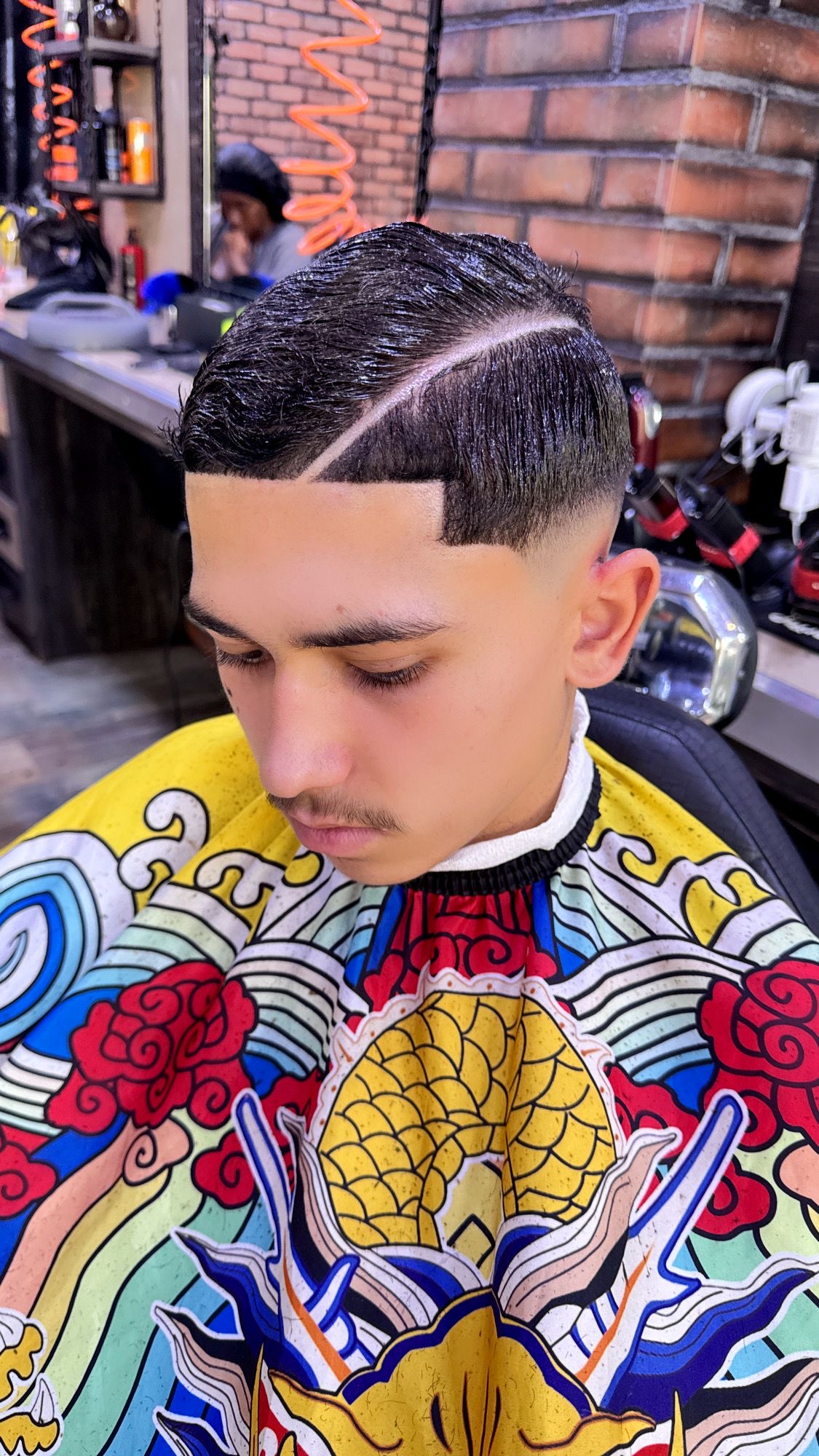 Coupe dégradée avec ligne sculptée — Kouams Barber 99