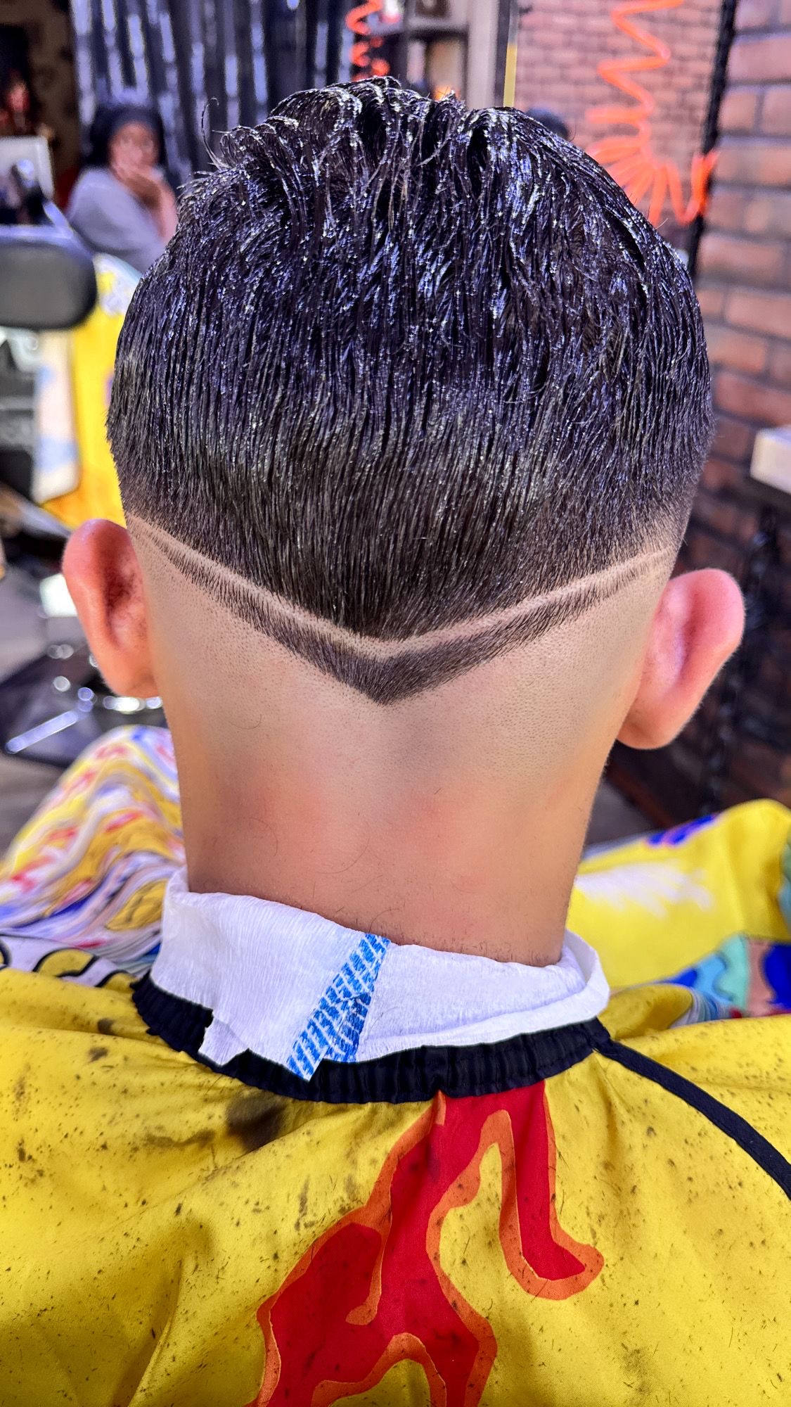 Design en V sculpté à l'arrière — Kouams Barber 99